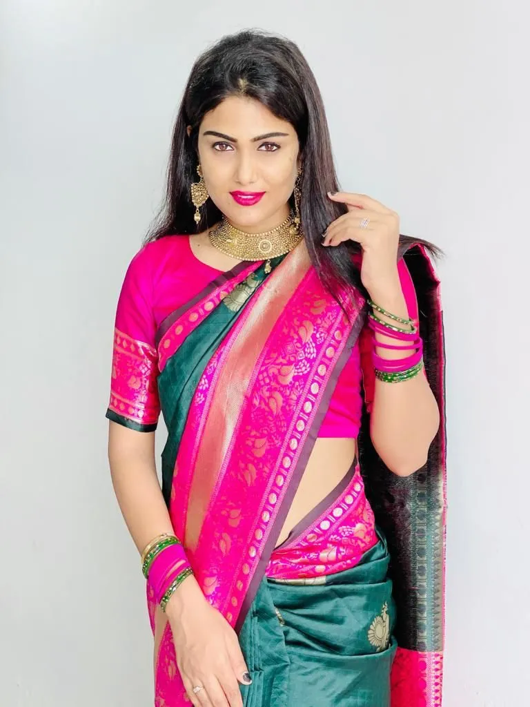 Dazzling Green Soft Banarasi Silk Saree With Ethnic Blouse Piece