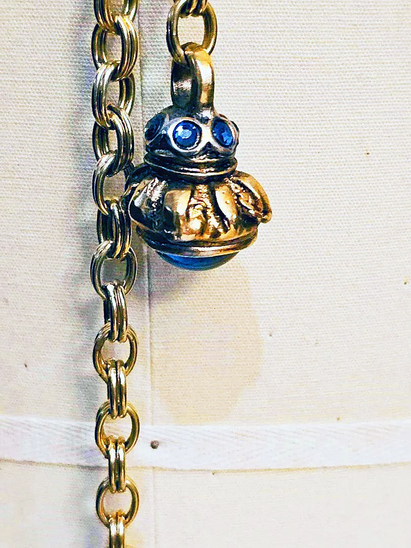 VINTAGE GOLD TONE METAL CHAIN BELT OR NECKLACE WITH ROYAL BLUE CABOCHONSAND SPARKLING RHINESTONES